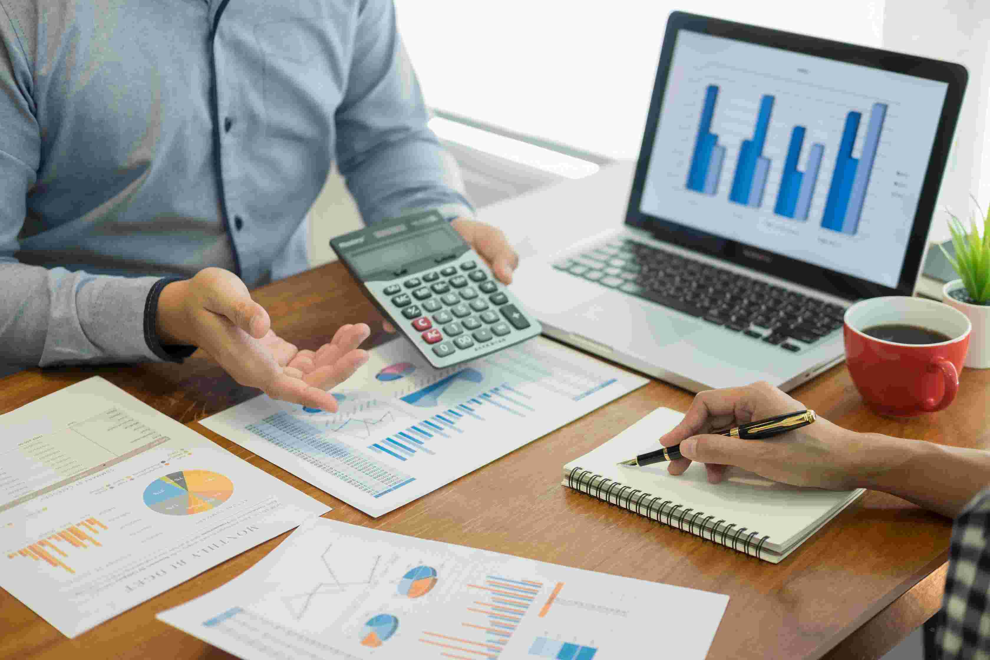 贵港交警:错峰送考护航高考生提前奔赴考点